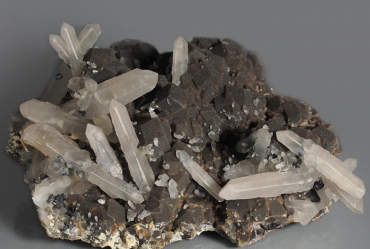 Андрадит (гранат) с кварцем - «globural.ru» - Тихорецк